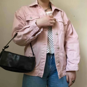  - Ljusrosa jeansjacka från Zara i en oversized modell. Storlek XS, men passar även större storlekar då den är oversized. 