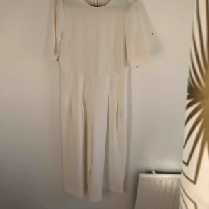  - Nyskick jumpsuit från Zara! Använd bara 2 gånger! Säljer pga fel storlek! 200:- frakt inkl.