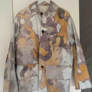  - ACNE STUDIOS MIRROR PRINT   Printad jacka från Acne Studios i perfekt skick. Fantastisk jacka i ganska grov twill, lite workwear-känsla. Printet är verkligen sjukt fint. Nypris 5800 kr.   Storleken är 44, dvs motsvarande XS. Dock väldigt oversize. 