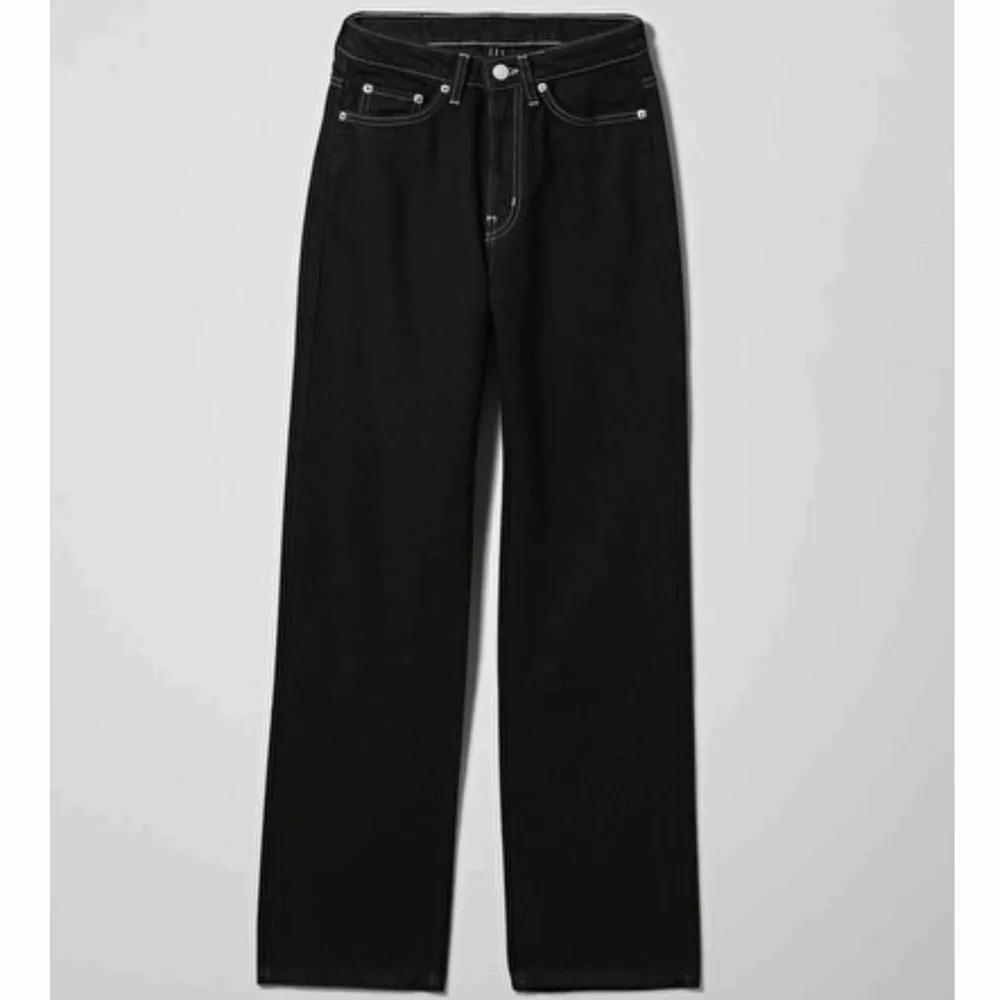 Säljer dessa supersnygga jeans från Weekday i modellen row då de inte har kommit till användning på ett tag💓 köparen står för frakt . Jeans & Byxor.