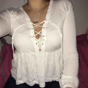  - Jättefin vit tröja, för både fester och vardagen. Knappt använd.