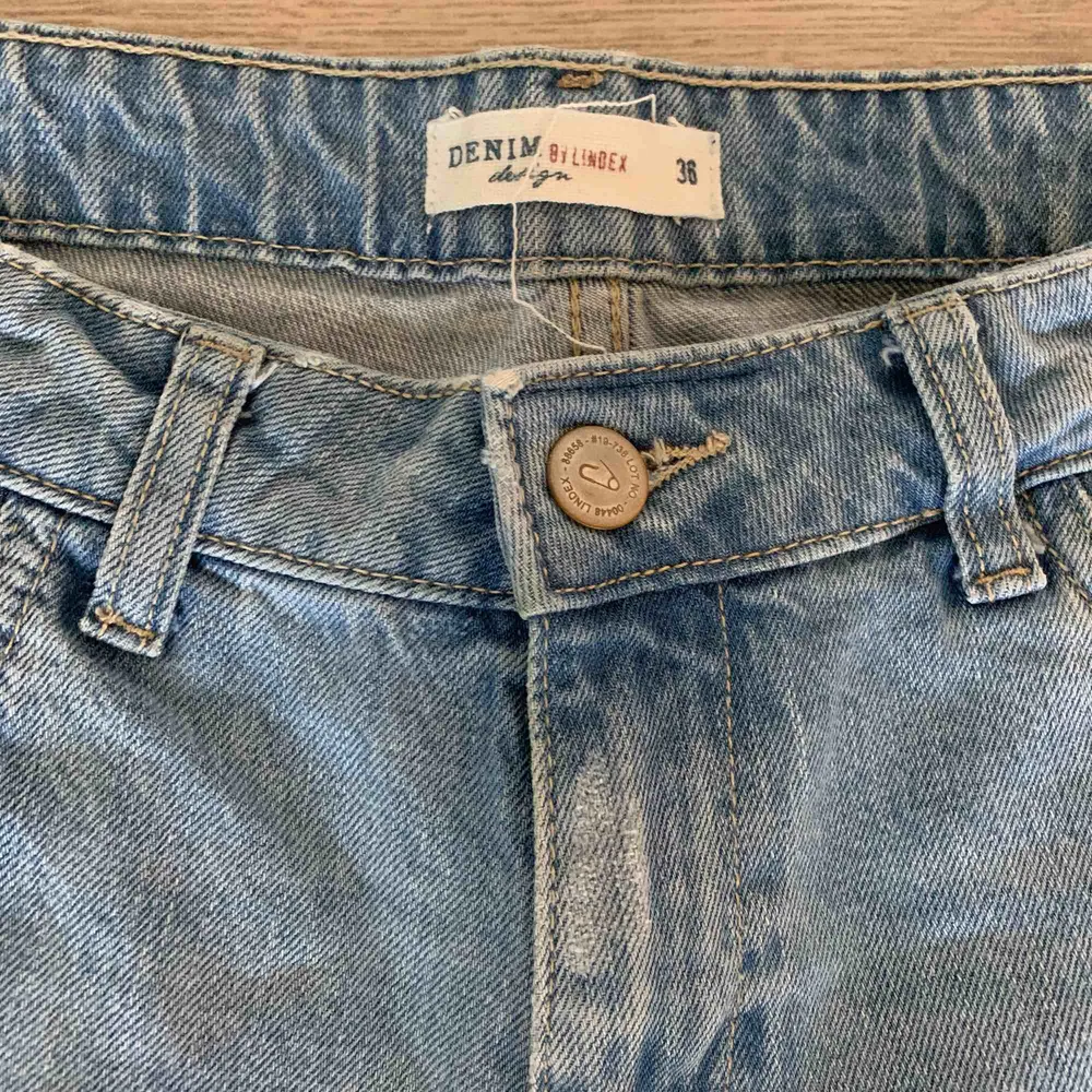 Säljer mina superfina mom jeans då dom är för stora för mig:) Dom är i storlek 38 och har inga defekter. Dom är medelhöga i midjan.. Jeans & Byxor.