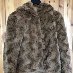  - brun pälsjacka, ej använd så fint skick. Fluffig & mysig. 