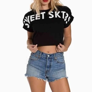  - T-shirt från Junkyard/Sweet sktb i härligt bomulls-matrial. Använd 3-4 gånger men är i bra skick.  Nypris: 300kr