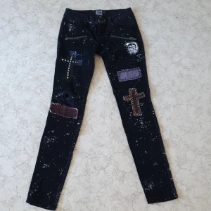 jeans/byxor från Shock - Coola byxor! Storlek 26/3. Lite stretchiga, använda två gånger. Köpta från Shock för några år sedan. Finns i Göteborg, frakt ingår i priset! Jag har Swish 