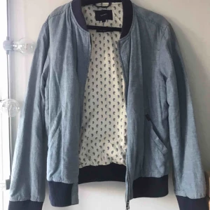  - En jacka från jensfärgad jacka från Gant. Har även innerfickor