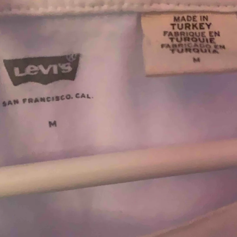 Säljer denna fina Levis tröja. Använt den några då gånger.. Skjortor.