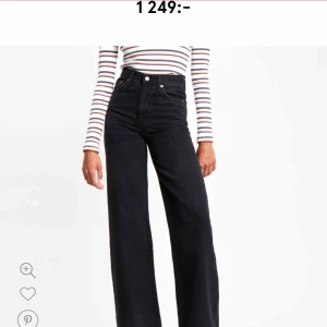  - Fina Levis wideleg jeans i storlek 28/32. Endast använda 2 gånger. 500kr inklusive frakt. 