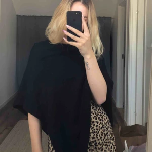  - Skit snygga ponchos som både finns i svart och beige!❤️