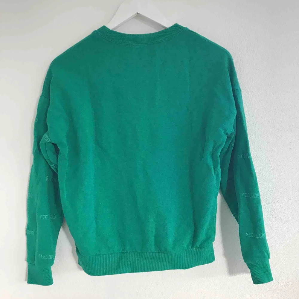 Sjukt cool grön tröja i strl S. I princip aldrig använd och passar även XS/M. Står FEEL GOOD på framsidan, sjukt snyggt med jeans och lite annorlunda. Köpare står för eventuell frakt💗⚡️. Hoodies.
