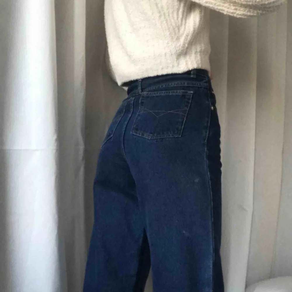 Så snygga mörkblåa mom-jeans köpta på Humana!🥰 Står ingen storlek, men skulle gissa att de är typ 26 i midjan och 32 i benen. • Ser i princip helt nya ut och har bara testats av mig.  Frakt på 60kr tillkommer.. Jeans & Byxor.