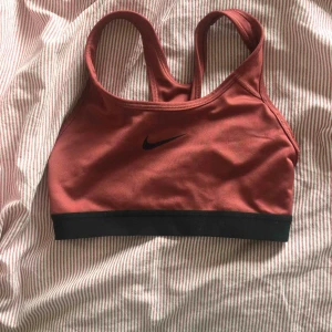  - Nike topp i storlek XS aldrig använd:)