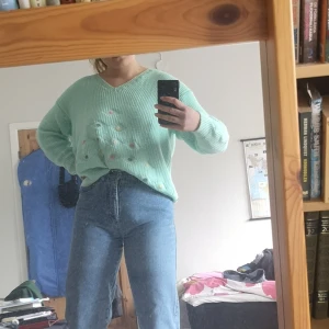 Stickad tröja med blomdetaljer - Mintgrön stickad tröja med blommor 💞 jättefin till våren eller sommaren! Köpt Secondhand, men inte använd av mig själv utanför huset! 