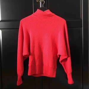  - Stickad tröja från NA-KD. Använd ett fåtal gånger Frakt ingår inte