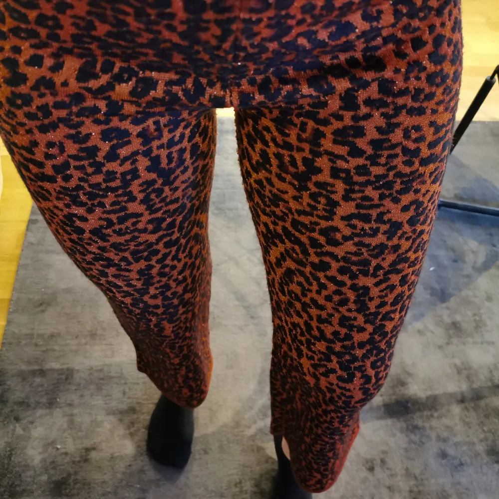 Helt oanvända leopardbyxor från Zara, frakt tillkommer. Skickas inom 5 dagar efter mottagen betalning . Jeans & Byxor.