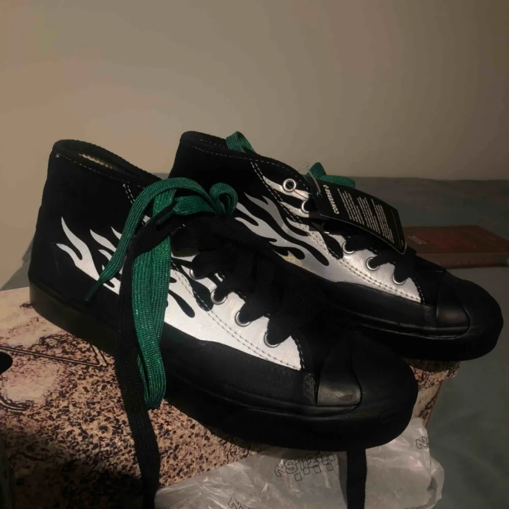 Säljer mina converse x a$ap nast! Aldrig använda och köpta för 1300kr, man får med ett par extra gröna unika skosnören som man kan se på bild! Skorna passar även en 40! Skriv till mig vid eventuella frågor 💖. Skor.