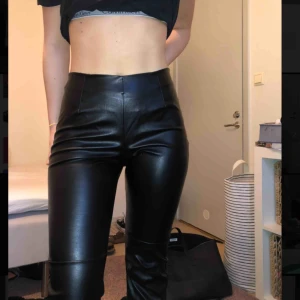  - Sjukt snygga raka skinnbyxor från Molly Rustas kollektion med bubbleroom. Älskar verkligen dessa men då de blivit för stora vill jag sälja 😫   