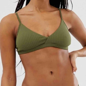  - Kakigrön ribbad bikiniöverdel från Weekday🌞