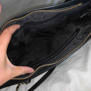  - Snygg och äkta DKNY väska! Nytt skick, använt endast 3 gånger. Mått 35*25*12