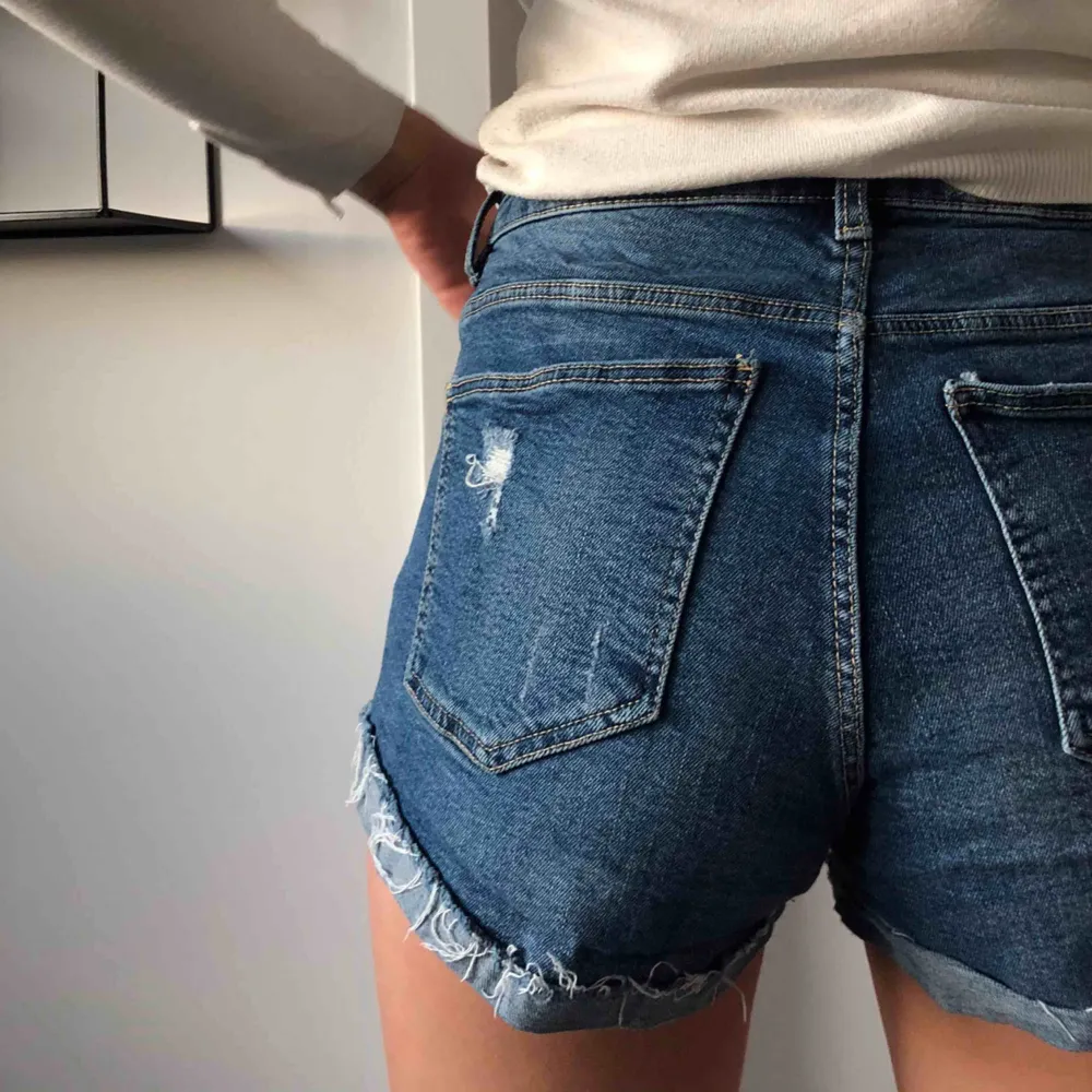 Vi säljer dessa supersnygga shortsen ifrån Zara. De är i storlek 38, men jag skulle nog säga att de sitter ungefär som ungefär S. De har slitningar både fram och bak och är i mycket bra skick!😁. Shorts.