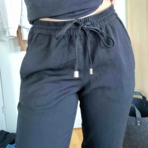  - Löst åtsittande kostymbyxor. Köparen står för frakten 