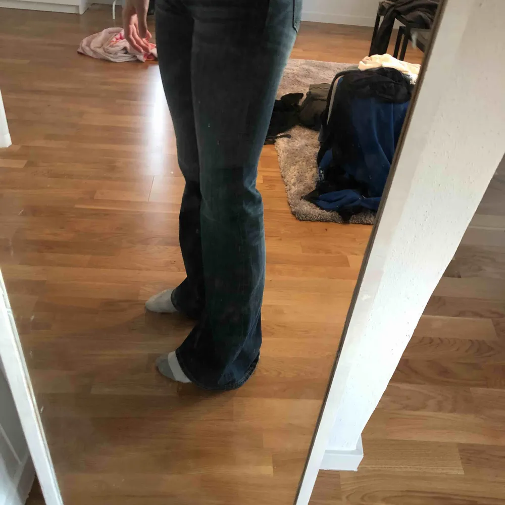 Helt nya jeans från crocker! Aldrig använda så i superbra skick. Jag är 167 cm o de går snyggt ner över hälen på mig! Mycket vida! Frakt tillkommer😚 hör av er för mer bilder. Jeans & Byxor.