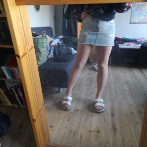 Superfin jeanskjol - Superfin kort jeanskjol med slitningar! Köpt i Chile för några år sedan men sparsamt använd! Priset inkluderar frakt 🦋