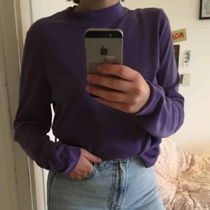  - Lila monkitröja i skönt material. Välanvänd. Kan mötas i Malmö eller Gbg, annars står köparen för frakt. 