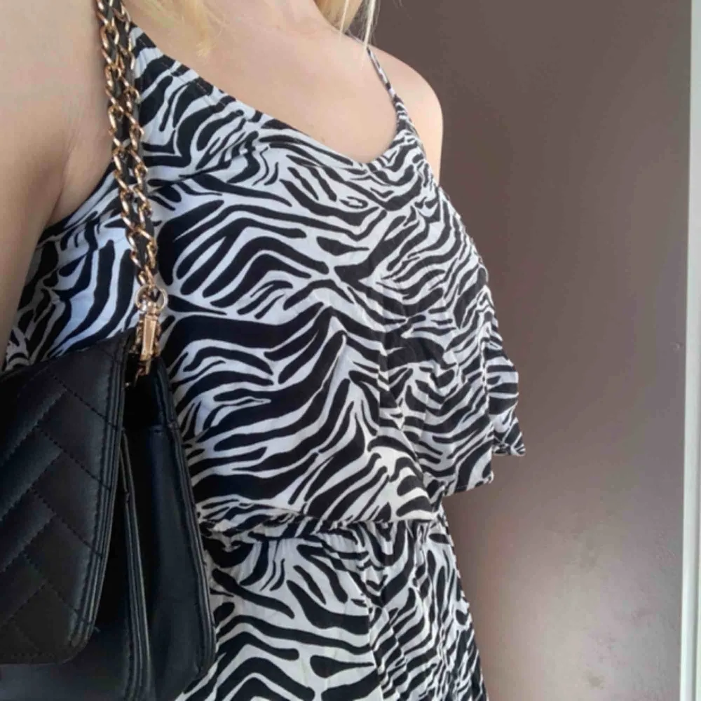 Hm. Zebra klänning vilket är trendigt just nu, strl 32men har själv strl 36 och den passar bra. Jättefin att styla med axelväska. Köparen står för frakt🥰. Klänningar.