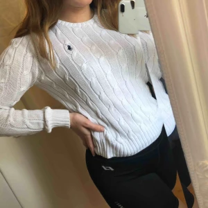  - Stilren vit kabelstickad tröja från Ralph Lauren. Köptes för ett par år sedan men i gott skick! Frakt tillkommer💓