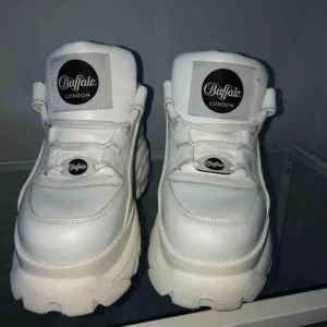  - Pris kan diskuteras , två repor finns syns doc inte mycket, fina skor men har ingen användning av dom pågrund av att jag är 173 och har inget behov av att vara längre. Hör av er för mer information eller bilder💕