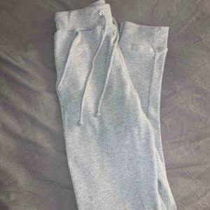  - Gråa mjukisbyxor från Missguided. Sköna men kommer inte till användning. Köparen står för frakt. 