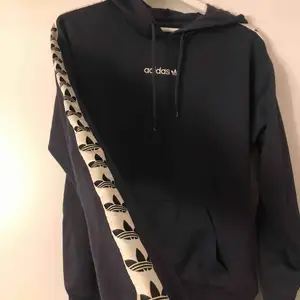 Marinblå Adidas TNT tape sleeve hoodie, köpt från ASOS. Stor i storleken