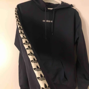  - Marinblå Adidas TNT tape sleeve hoodie, köpt från ASOS. Stor i storleken