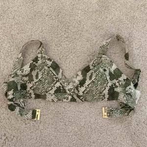  - Grön bikiniöverdel i ormmönster. Fraktar men köparen står för fraktkostnad 