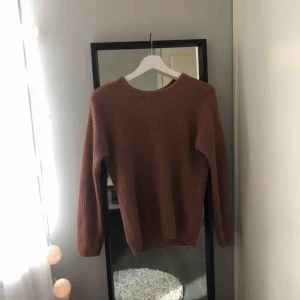  - Väldigt fin stickad tröja från NAKD, v-ringad i ryggen men går även att vända på ifall man vill ha den där fram. Frakten är inräknad i priset.