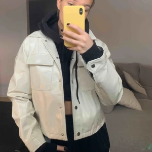  - Vit lackjacka från Nelly. Köparen står för frakten.  Bud från 250kr