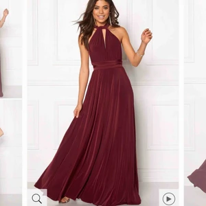  - Aldrig använd klänning med prislapp kvar, går att knyta hur man vill. Jättefin till tillexempel bal! Köpare står för frakt.