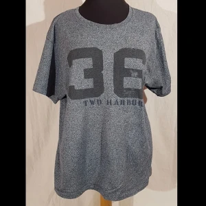 H&M LOGG t-shirt med tryck 36 - Grå melerad T-shirt från H&M L.O.G.G. Tryck med numret 36 och "Two Harbor". Storlek L