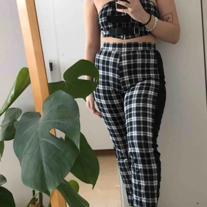  - Rutigt set (byxor och tubtopp) från Aesthentials Clothing💖10/10 skick, använt 1 gång och säljer gång pga för liten storlek 💖Båda delar är i storlek L men jag skulle säga att byxorna är M 💖Tubtoppen har både dragkedja och detaljer med kardborre fram 