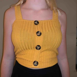  - Hon på bilden är ca 170cm och då slutar tröjan vid naveln ungefär.