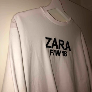 Zara tröja - Jag säljer nu denna fina collegetröjan från Zara. Säljer den eftersom det inte är ett plagg jag längre använder. Bra skick och nypriset var 399:-