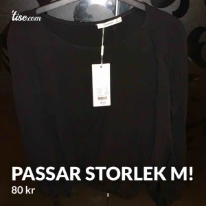  - Oanvänd blus som är i storlek L men är liten i storleken och passar M! 🌟