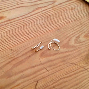  - Snurrade örhängen i guld från Weekday. Aldrig använda.