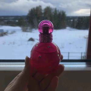  - Säljer min Britney Spears parfym då jag aldrig använder den! Den luktar jättegott och är knappt använd! Pris kan diskuteras, kom dm för mer info.