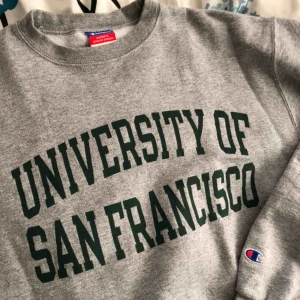  - Så fin champion tröja! Mörkgrön text med loggan på armen. Köpt på ASOS marketplace  🥰✨