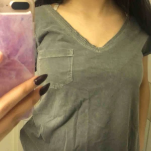  - Grön/grå t-shirt från Gina Tricot. Den är i perfekt skick och kostade 299, jag säljer den för bara 75kr