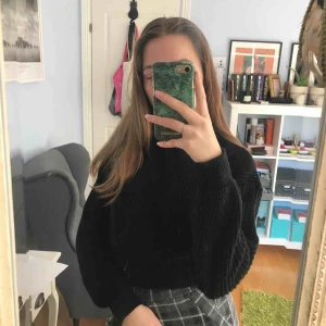  - Hej! Säljer en svart stickad tröja från boohoo. Den är ganska kort och har lagom pösiga armar. Väldigt bra skick. Frakt tillkommer