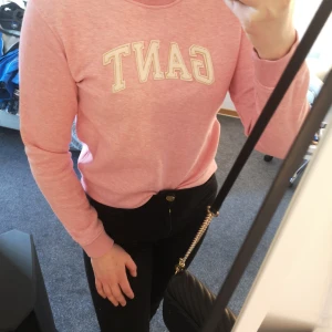 Rosa gant - Rosa gant tjocktröja från kidsbrandstore. Stel 170. Själv är jag 170.5cm och den sitter bra förutom i ärmarna, lite kort. Skulle passa 167-170cm. Smsa till 0703373834