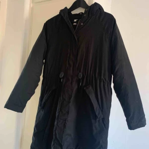  - Vinterjacka från Weekday. Storlek XS